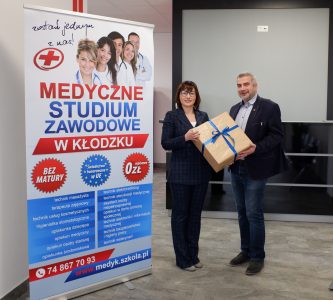 Dyrektor szkoły Magdalena Krawiec przekazała na ręce dyrektora Zespołu Szkół Ogólnokształcących w Bystrzycy Kłodzkiej Pawła Popiela nowoczesny projektor multimedialny.