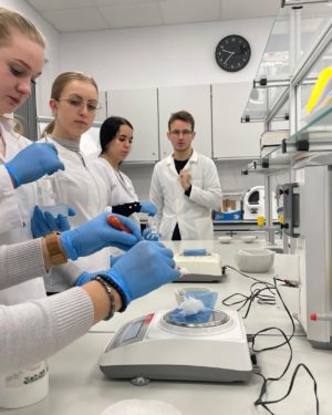 Technik farmaceutyczny – zawód, który łączy naukę, pasję i realną pomoc ludziom!