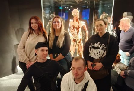 Słuchacze technika masażysty na wystawie BODY WORLDS